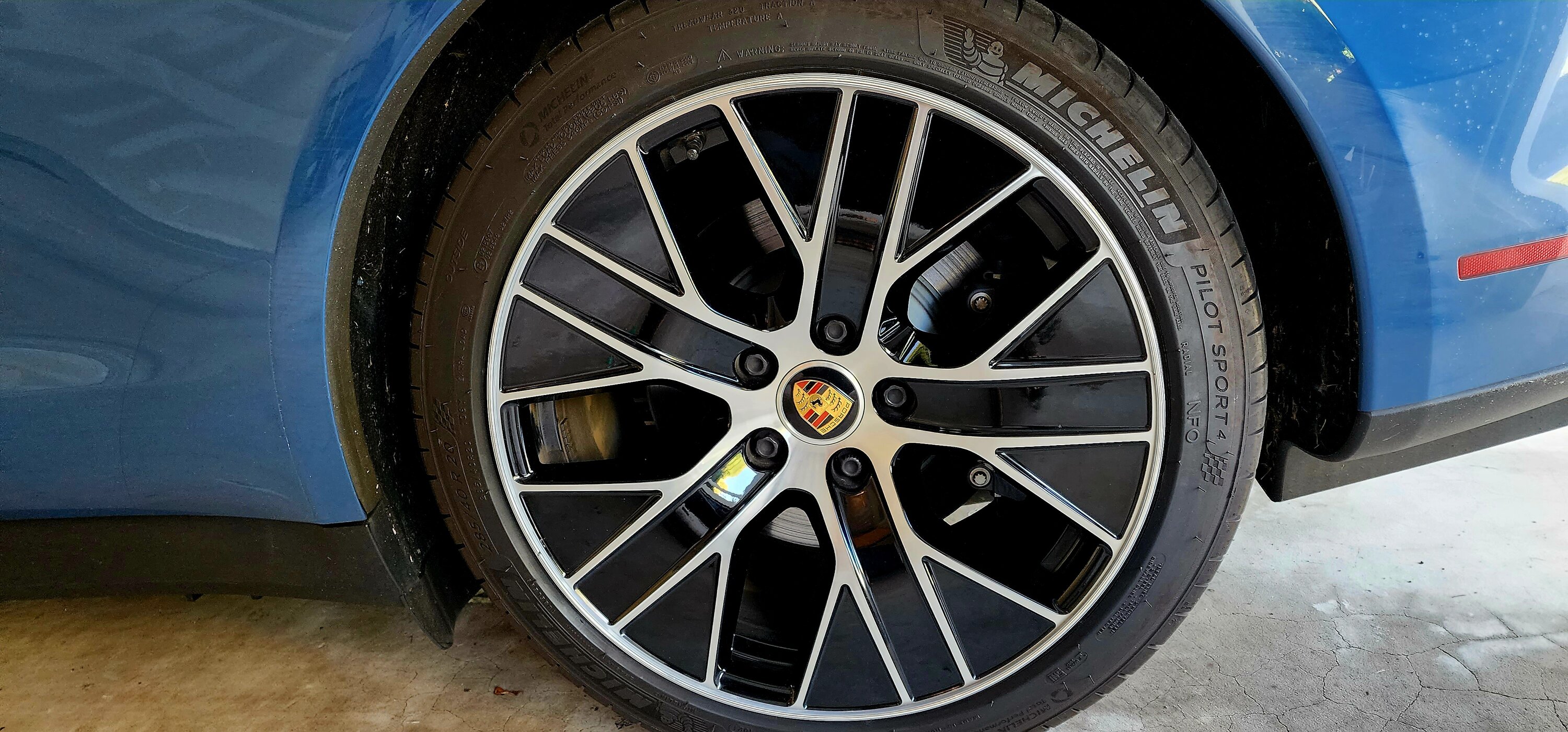 Porsche Taycan Wheel.(rim) protector 20221007_131833