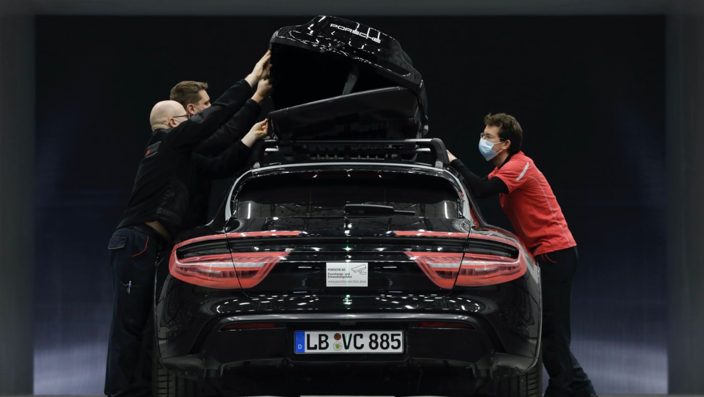 Porsche Taycan Porsche Tequipment Launches Performance Roof Box For Taycan and Taycan Cross Turismo S21_1923_fine