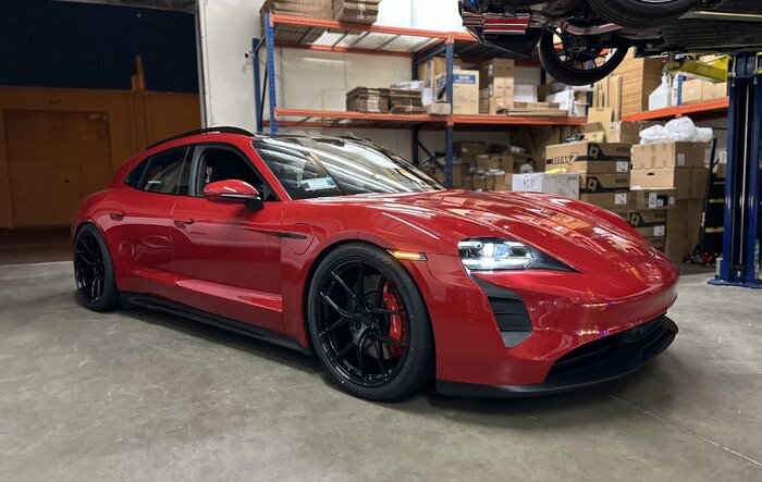 Taycan GTS Sport Turismo + FVD lowering links + Titan 7 21” T-S5 Wicked Black + Yokohama V107 tires