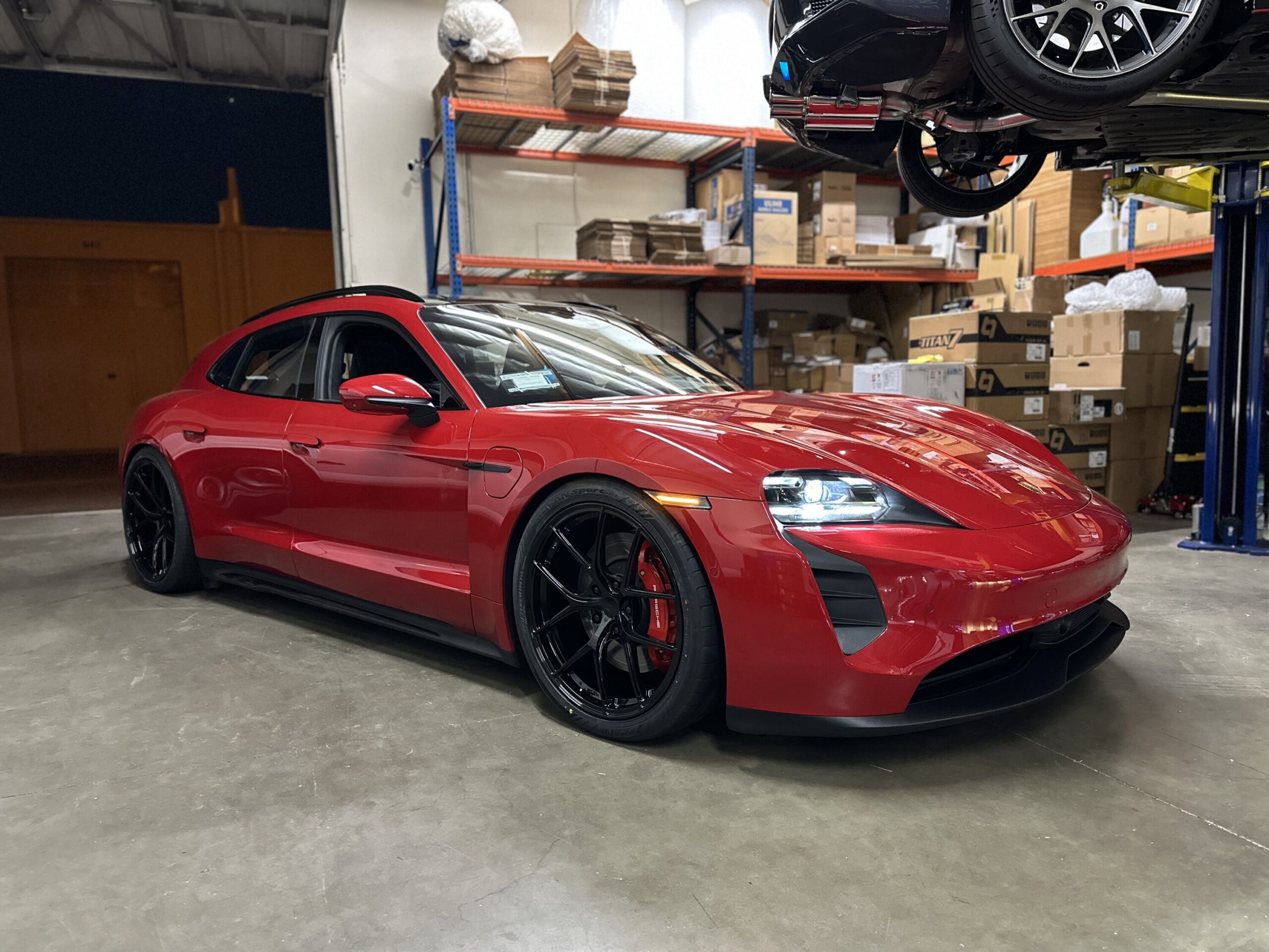 Taycan GTS Sport Turismo + FVD lowering links + Titan 7 21” TS5 Wicked Black + Yokohama V107