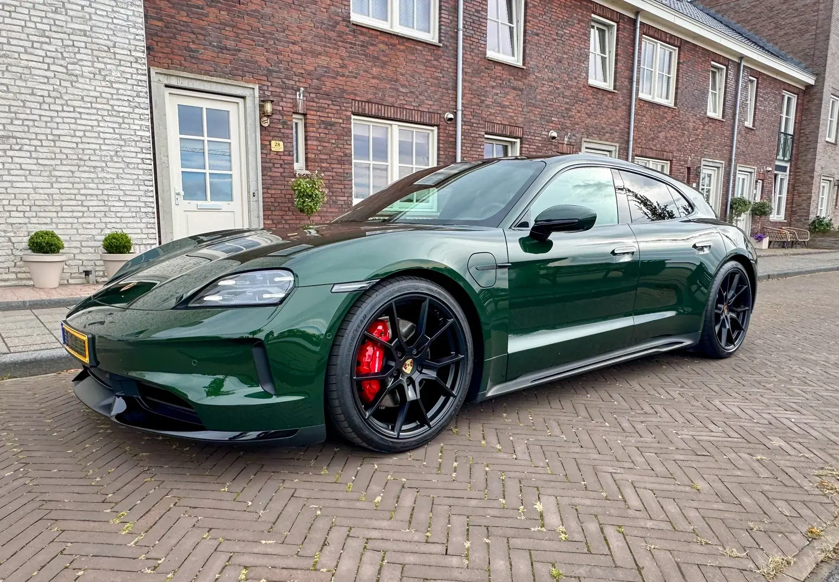 2025 S/T GREEN OAK - God, I love this color | TaycanForum